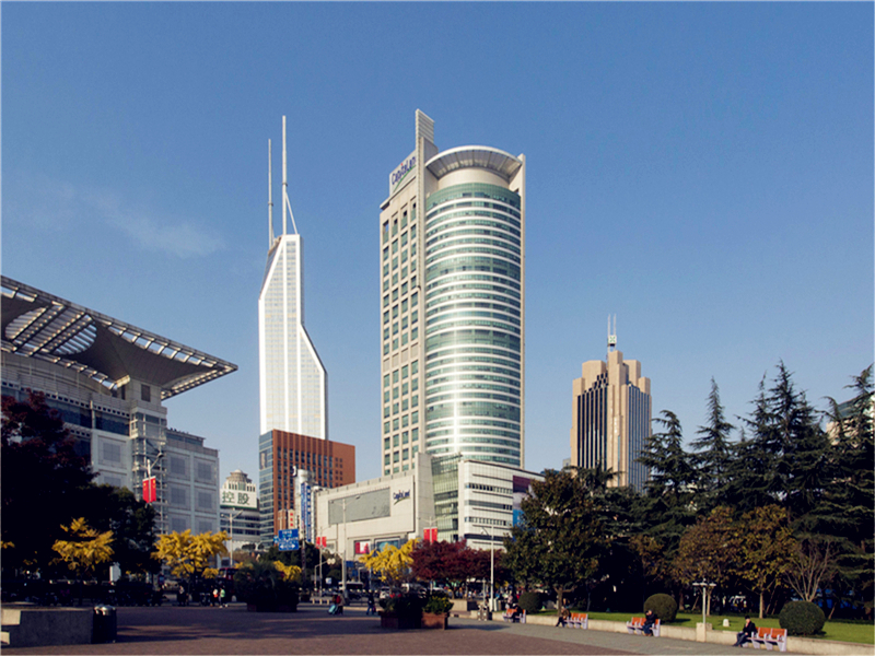 在一栋超高层写字楼或一个大型园区内，往往有几十家甚至几百家企业聚集，另外，写字楼的不同楼层还有不一样的功能区域，对于对该写字楼不熟悉的访客来说，想要迅速到达公司就要懂得看写字楼标识，这些写字楼标识能让首次进入写字楼的人找准方向，那么写字楼常见标识有哪些呢？写字楼表示如何分类？  写字楼常见标识有哪些？写字楼标示如何分类？ 写字楼标识可以按位置、作用、材质来分类。按材料分可以大致分为以下几种：  写字楼夜光材料标识：夜光标识就是使用夜光材料板所制作的标识产品，通常此类标识会配合霓虹灯进行使用。  写字楼金属标识：一般没有特殊指定的标识材质，写字楼标识标牌都是使用金属材质作为标识的主要材料。  写字楼凸出标识：凸出标识是指在建筑物墙壁上从突出墙面的标识，但是标识的背面或者是墙壁的两侧的表面除外。  按照位置和作用可以分为以下几种：  写字楼立柱标识：是指安装在一些固定地点的标识，此类标识形体较大，能够更远的传达信息，就是小猪视频官网在线观看视频通常说的“精神堡垒”  写字楼屋顶标识：此类标识一般都是固定在天花板上进行悬挂粘贴，主要起到装饰作用。  写字楼横向标识：此类标识的整体比例较高，一般都是用来展现招牌，一般在写字楼的外在建筑墙上很容易见到。  写字楼常见标识有哪些？写字楼标示如何分类？ 对于首次来到这个写字楼或园区的访客来说，需要先找到立柱或写字楼外立面上的文字标识，看楼盘名称是否正确，进入以后，找到区域标识，找到对应楼栋，然后查看是否有企业名称标识墙，找到对应企业，乘坐电梯，快速到达。